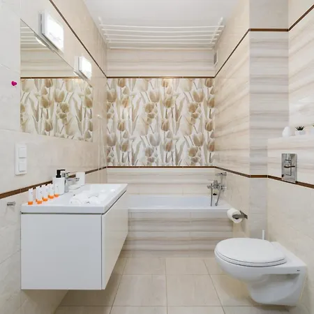 Czarnieckiego With Balcony By Renters Apartment *
